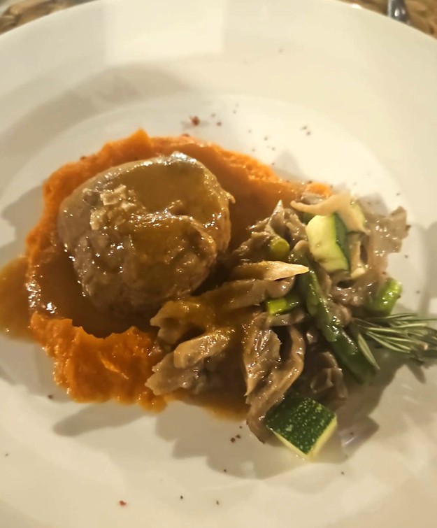 Solomillo de  Ternera sobre cremoso de Batatas Yema de huevo salsa de orejones, verdurita de nuestra huerta y salteado de setas.