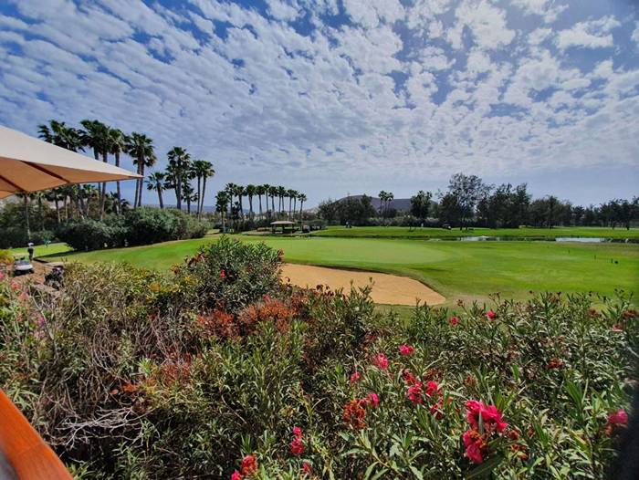 658 sonrisas. Artículo de Golf Las Américas.