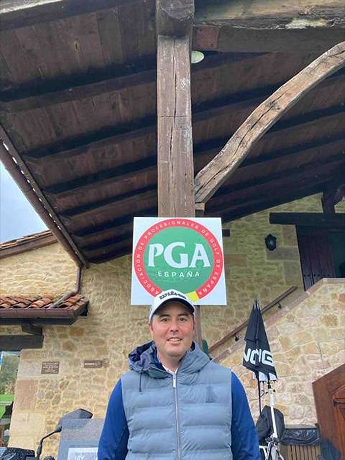 Alejandro Esmatges, nuevo líder en Santa Marina con una gran remontada bajo un vendaval de lluvia y viento.