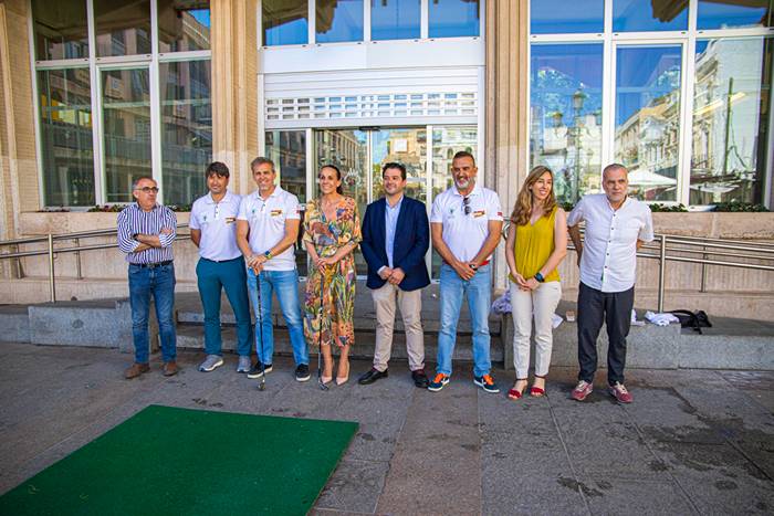 La alcaldesa de Ciudad Real, Eva María Masías, da el golpe inaugural al II Campeonato de la PGA de España Match-Play 2022