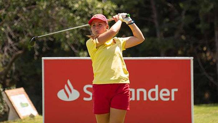 La castellonense Carla Bernat, líder del Santander Golf Tour Málaga a base de birdies