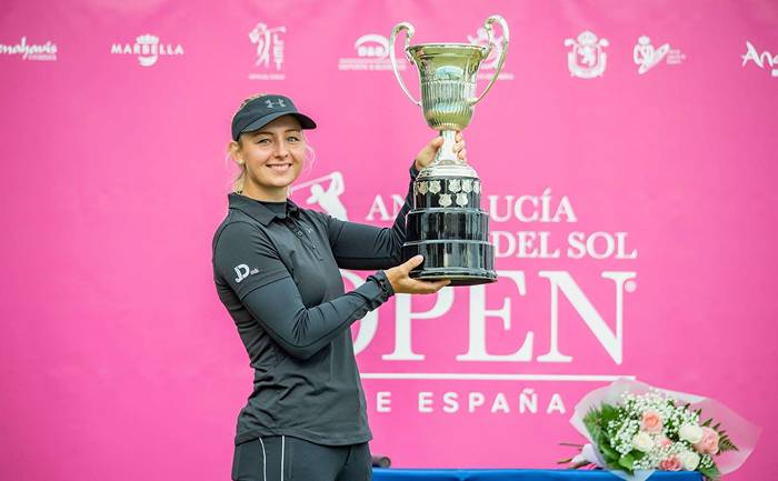 Emily Pedersen culmina un triplete histórico en el Andalucía Costa del Sol Open de España