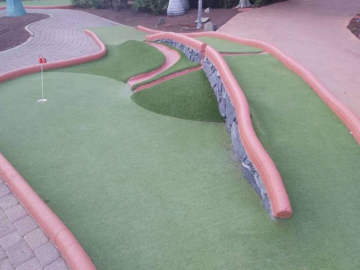 Los minigolfs de los hoteles. Más divertidos de lo que parecen y menos utilizados de lo que debieran.