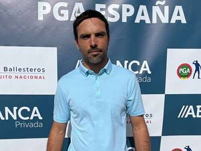 Juan Salama sigue intocable en el ABANCA XXXIII Campeonato de la PGA de España pese al vendaval