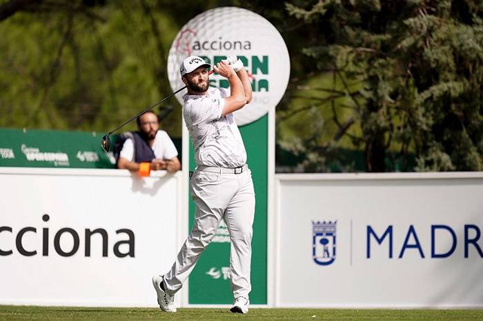 Jon Rahm se pone el traje de faena y sigue con opciones para ganar el título en el Acciona Open de España