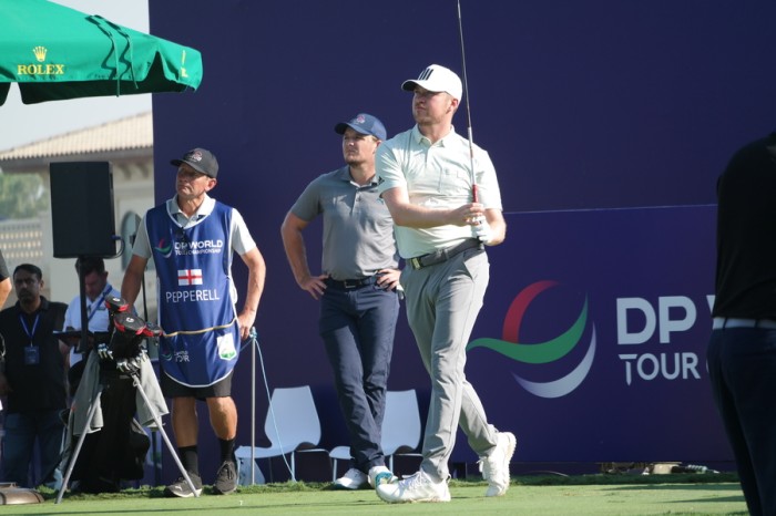 Los jugadores de golf y sus barreras. 