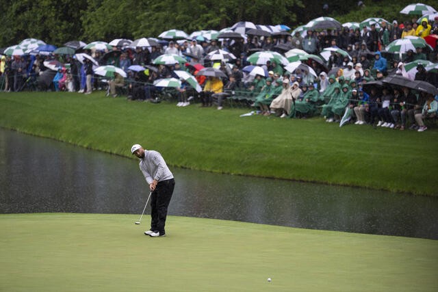 Jon Rahm sigue en la pelea a cuatro golpes de Koepka en el momento de la suspensión