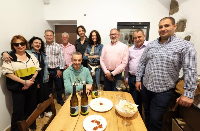 Valleseco recibe la visita de periodistas gastronómicos para conocer su famosa sidra
