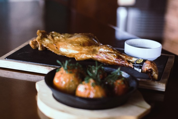 El Cordero protagonista en el  Restaurante Arcos de la Laguna. 