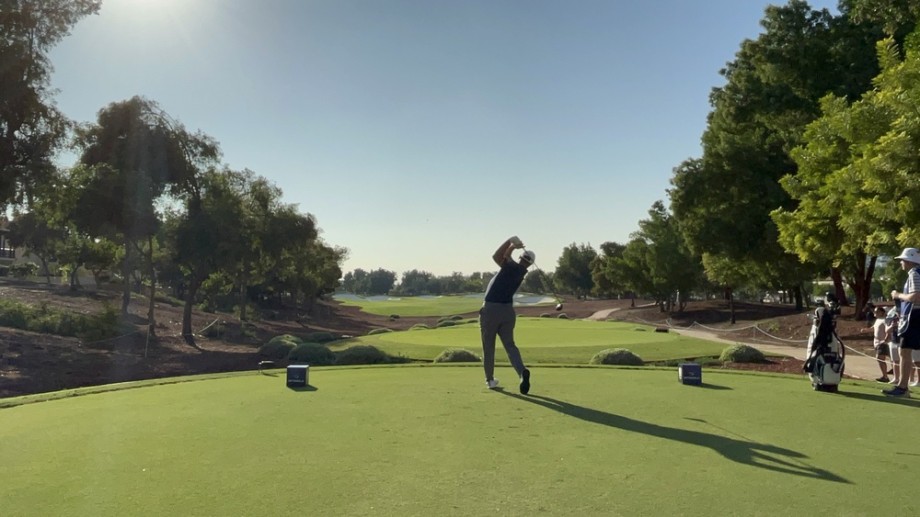 Jon Rahm ve la luz en Dubai