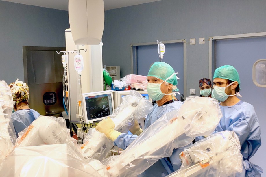 La Unidad de Cirugía Robótica de Hospitales Universitarios San Roque recibe al referente mundial en urología