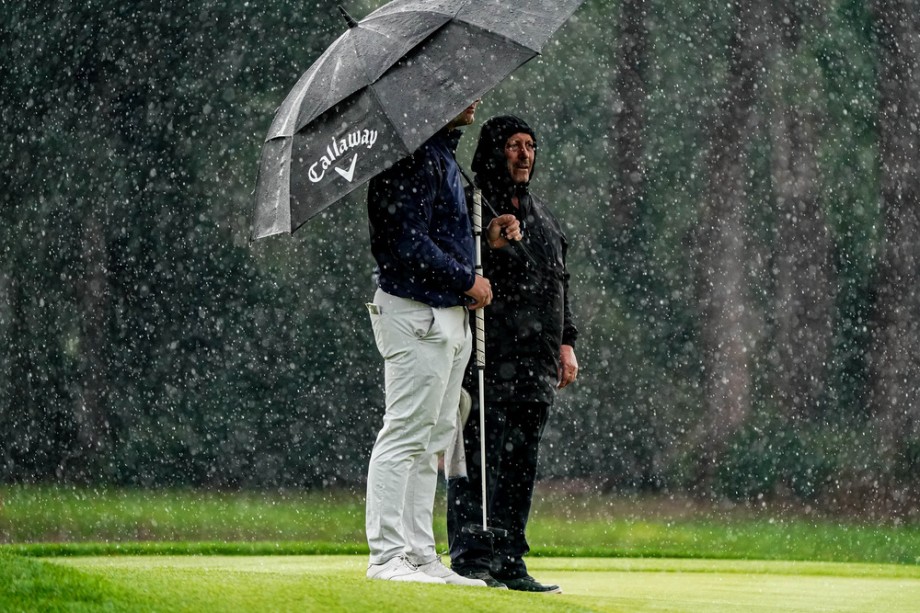 Jyoti Randhawa y Chris Gane bajo una tormenta