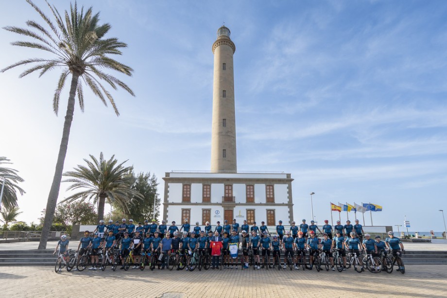 Carlos Álamo recibe a un grupo cicloturistas italianos, que cumple 25 años de fidelidad a Gran Canaria