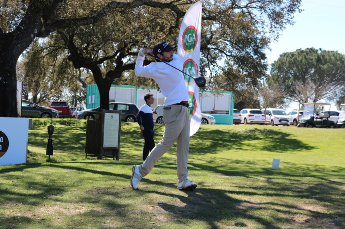 Álvaro Hernández, primer líder del Campeonato PGA que tuvo que suspender la primera ronda por agua