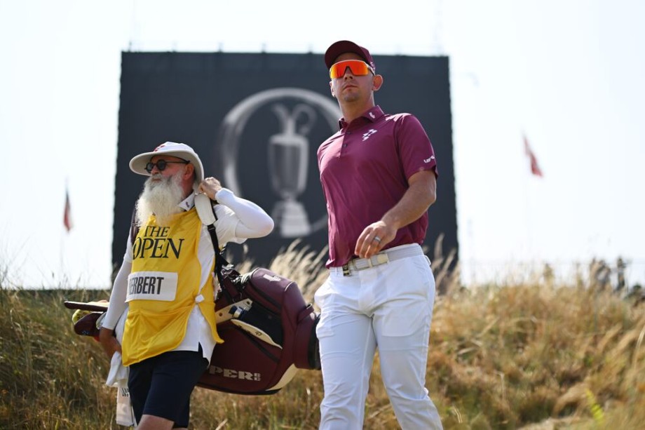 Lucas Herbert, (62), lidera el torneo con la polémica sanción de dos golpes a DeChambeau