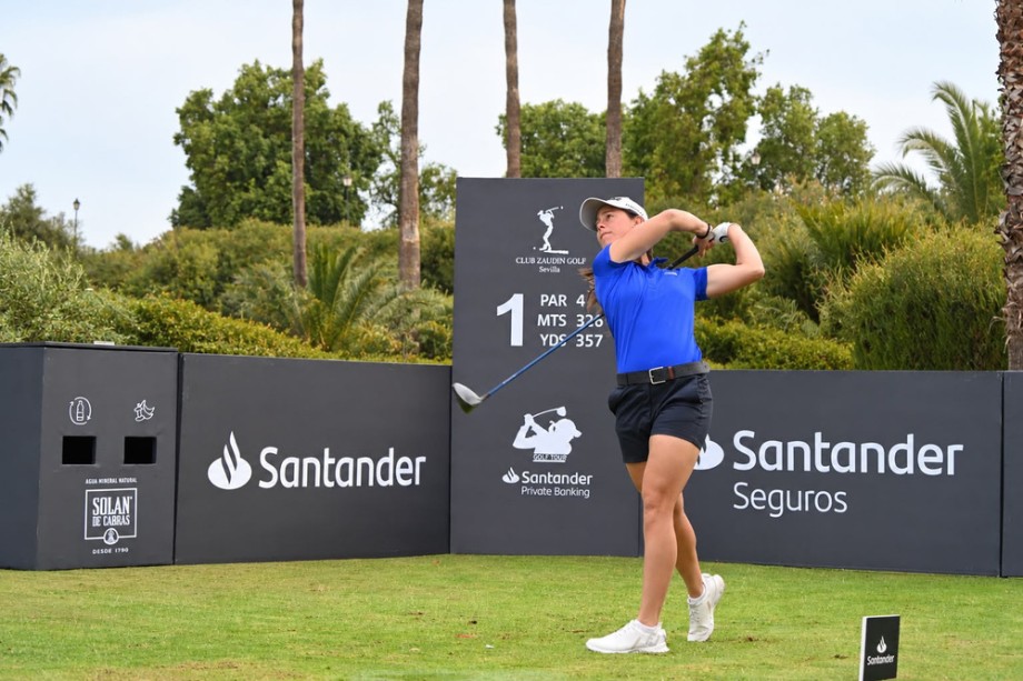 Nuria Iturrioz vuelve a sentirse golfista en el Santander Golf Tour Sevilla