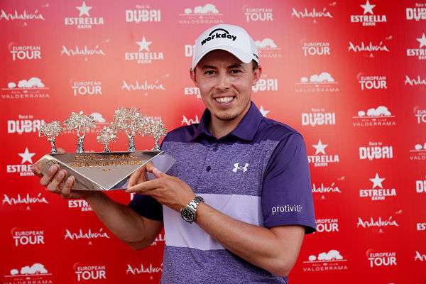 Matt Fitzpatrick con el trofeo del Estrella Damm N.A. Andalucía Masters (foto © Real Club Valderrama)