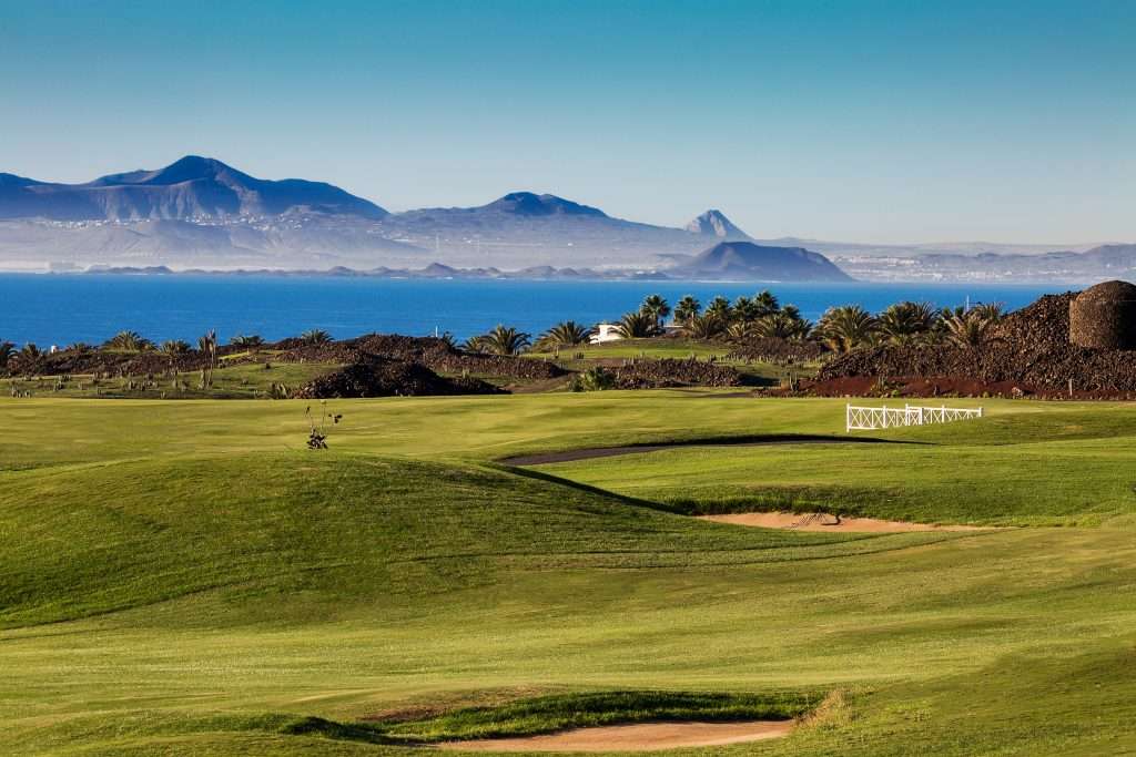 Lanzarote Golf con vistas a la isla de Fuerteventura