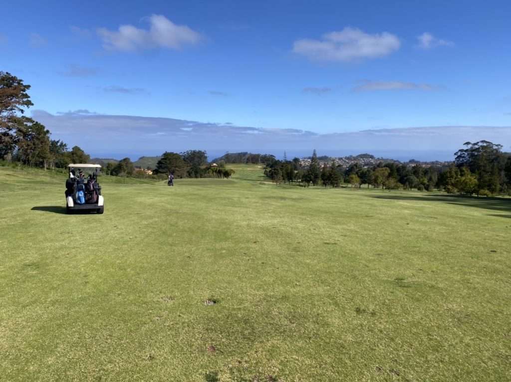 Hoyo 13 y al fondo el 15 del Real Club de Golf de Tenerife.