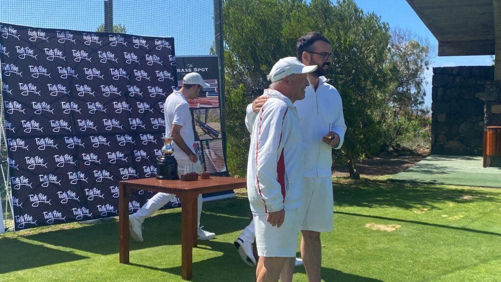 Juan Francisco González de Vera recibiendo el trofeo de Mejor Canario de las manos de la leyenda Stephen Mulliner.