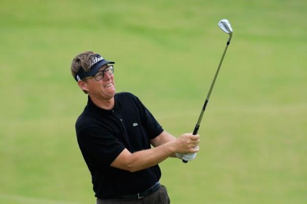 Carlos Suneson remonta posiciones en el Staysure PGA Seniors Championship 2022